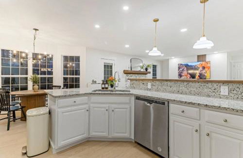 Sleeps 12 | 2 Kings w/ Ping-Pong, Gym, Arcade, BBQ - Foto 11