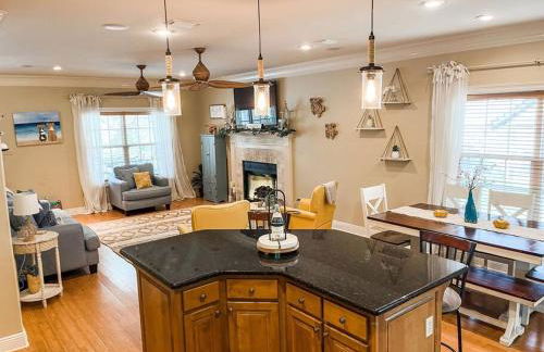 Pet Friendly Tranquil Cottage with Fire-Pit & Hot Tub Minutes to BEACHES - Foto 13