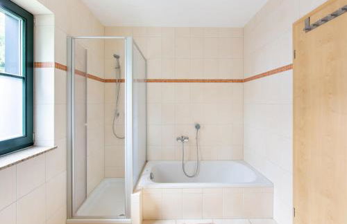 Spacious semi-detached house with wood stove located directly on the Rennsteig - Foto 4