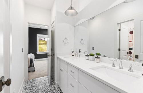 Walk to 12 South and Belmont with Garage FirePit and Patio - Foto 19