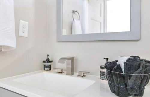 Stay, Play and Pass Go at the Monopoly Penthouse! - Foto 27