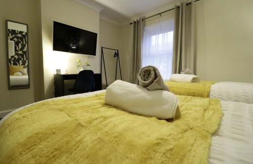 Stylish & Cosy Stay 2-Bed House Train Station Hospital Garden Fast WiFi - Foto 11