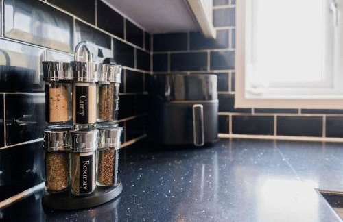 Spacious 6 bedroom House in Dudley with optional Nursery-Drive and Garage-Families and Contractors Welcome - Foto 38