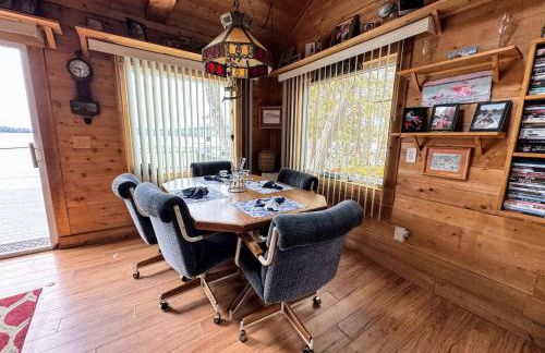 Back of the Moon Lakefront Camp family watersports fire pit 1 dog beach sleeps 8 - Foto 22