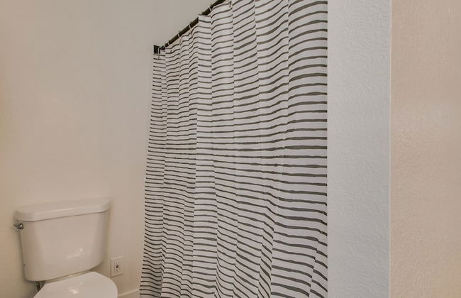 Upgraded 4-bdrm Beautiful Home W/pool! - Foto 28