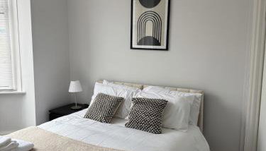 Month Stays Central 3 bed Three Bedroom House by Brookland Stays Serviced Accommodation & Short Lets in Preston with Free WiFi - Foto 4