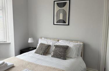 Month Stays Central 3 bed Three Bedroom House by Brookland Stays Serviced Accommodation & Short Lets in Preston with Free WiFi - Foto 4