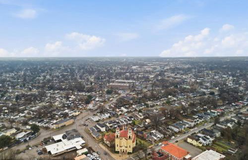 Charming Home in the Highlands W Private Backyard - Foto 45