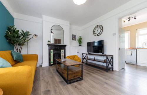 Whole 3 Bedroom House - 2 Free Parking - Photo 9