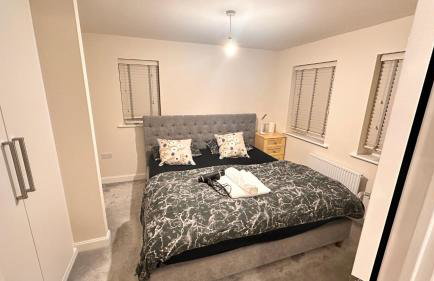 4 Bed Room Service Accommodation - 2 Parkings - Fibre Wi-Fi - Workstation - Foto 13