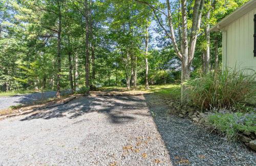 Cozy Retreat w Hot Tub Firepit & Grill near Bryce - Foto 55