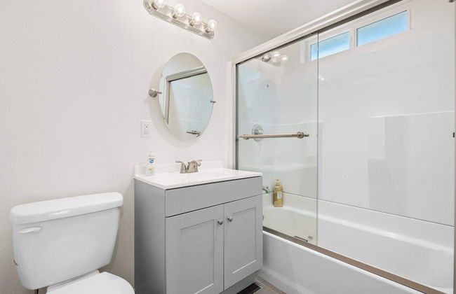 Charming Escape With Stylish Decor & Outdoor Space - Foto 27