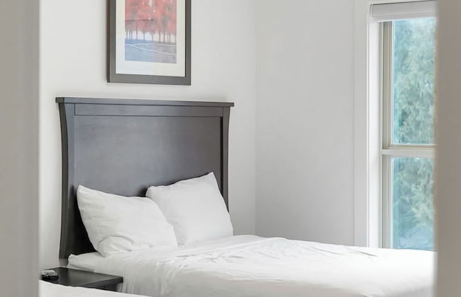 Elevated Escapes 2BR Suite Overlooking Lake - Foto 3