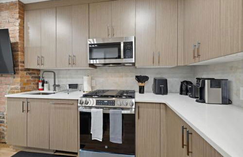 Luxury Brand New 3BED Gem 20 Minutes to NYC - Photo 10