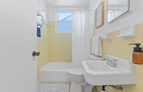 Chic 2BR Highland Retreat Near UT and Downtown, Free Parking by Austin Vacay - Foto 10