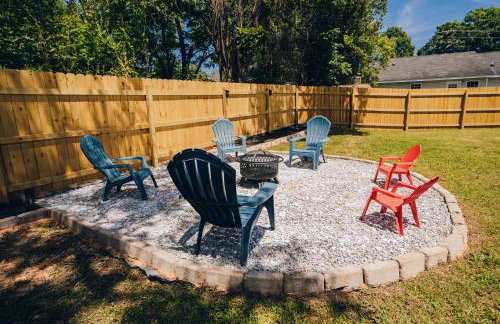 City Retreat - 4 Bedroom Oasis with King & Private Yard near Downtown - Foto 28