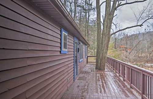 Riverfront Elkins Home with Fireplace and Deck! - Foto 21