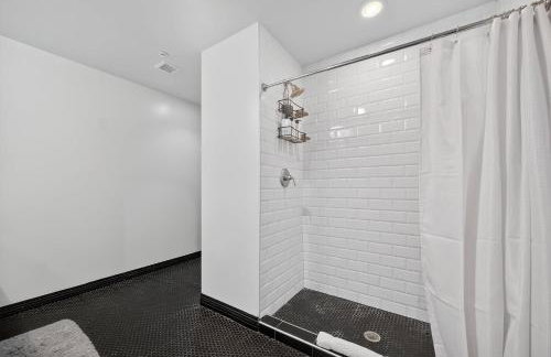 Stunning Downtown Apartment with Pool, Laundry, Parking - Foto 10