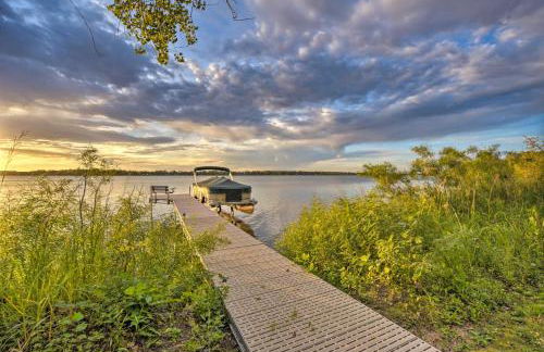 Modern Log Cabin with Rec Room, Steps to Lake! - Foto 42