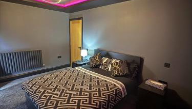 SK Stays Modern Luxury Home With Jacuzzi Bath & Cinema Room - Foto 3, Other