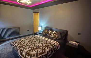 SK Stays Modern Luxury Home With Jacuzzi Bath & Cinema Room - Foto 3