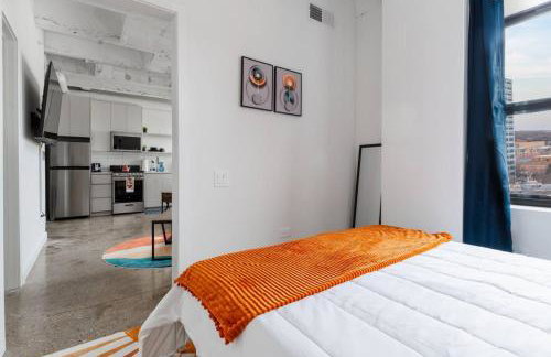 Artistic Loft Rooftop Uptown Montrose Beach GymWFH - Photo 8