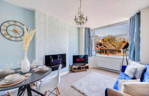 Charming Detached Bungalow - Close to Town Centre - Driveway Parking, Self-Check-In, Fast WiFi and Garden by Yoko Property - Photo 9