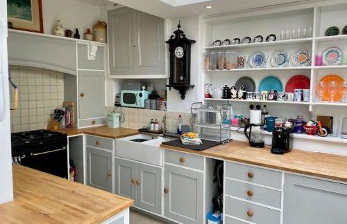 Lovely Charmouth cottage with log fire & garden close to beach - Photo 19