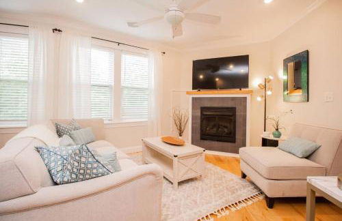 Stylish 2BR w Full Kitchen, Laundry & Cen Air - Foto 1