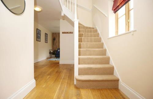 Modern 5-Bed Home, Guests 9, Secure Parking, Contractors - Foto 7