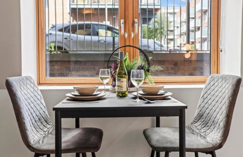 Sleek Modern City Apartment - Photo 7