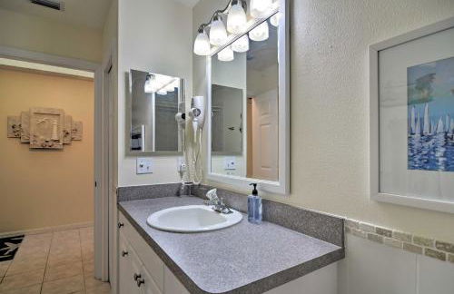 Large Balcony and Water Views Indian Shores Condo! - Foto 27