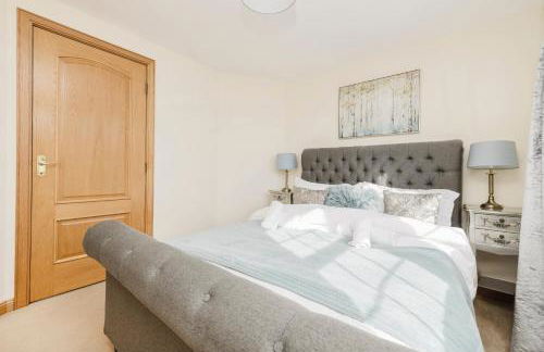 JOIVY Greenknowes Farmhouse with Hot Tub and Bar - Photo 38