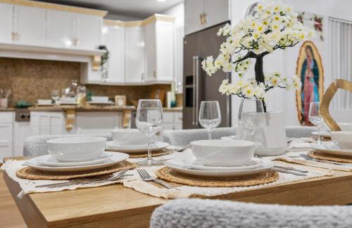 Entire Private Home with 4 Bedrooms 2 Bathrooms, Pool, View, 4 Parking, King Bed, Big Yard, Available Now - Foto 35