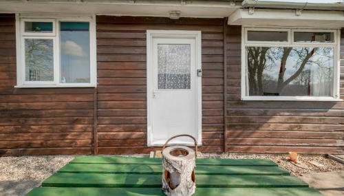 2 Bed Chalet - Sleeps 3 - River and mountain views - Foto 2