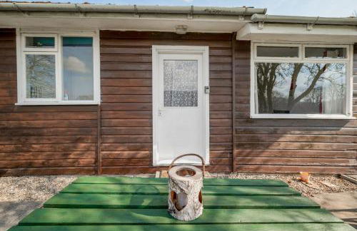 2 Bed Chalet - Sleeps 3 - River and mountain views - Foto 2