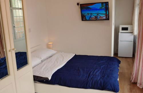 Self Contained, Double Bed Studio, private kitchen, private Bath, Walking distance to Harry Potter - Foto 20
