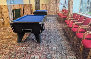 169 - Two bed Chalet on Sunbeach Holiday Park - Sleeps 5, pet friendly, FREE pool and entertainment passes included - plus WiFi, bed linen and towels included 300m from the beach! - Foto 3