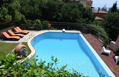 Tranquil Infinity Pool Getaway (private jacuzzi and steam bath, pool, garden, sea and city views) - Foto 51