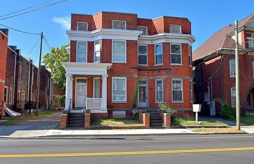 Historic 1900s Townhome with a Modern Flair - Foto 8