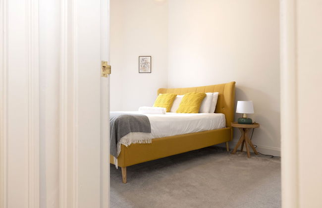 JOIVY Iconic Cockburn Street 4 Bedroom Apartment: Heart of Old Town - Foto 33