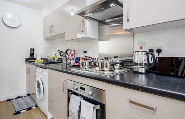 Impeccable 2-bed Apartment in Romford - Photo 12