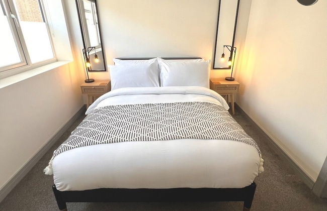 City Centre 1-bed Apartment in Preston With Sky - Photo 1