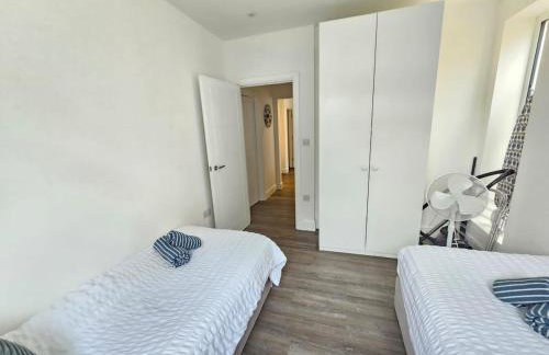 Modern 2BR in West Hendon - Parking -Easy Commute - Photo 9