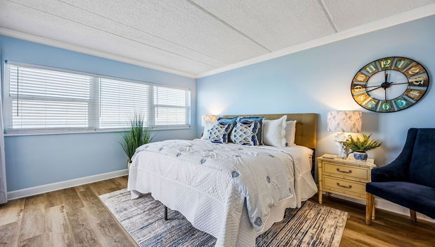 Tastefully Decorated Condo with Scenic Beach Views by RedAwning - Foto 2, Habitación