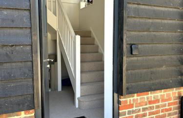 Charming King Bed Ensuite Studio in Peaceful West Challow - Photo 16