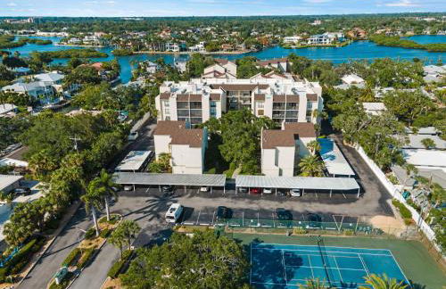 Siesta Paradise - Steps to Beach & Village - Pool - Photo 8