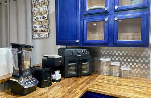 Charming Farmhouse Retreat near Downtown & University Modern Amenities, Fireplace & Porch! - Foto 30