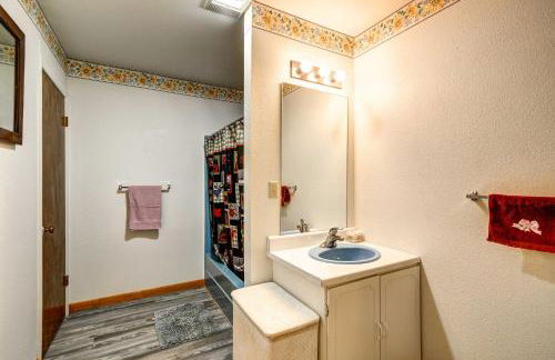 Cody Apartment with Panoramic Mountain Vistas! - Foto 15