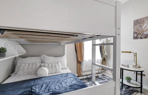 Stylish Hot Tub Retreat BBQ Yard Games WiFi Pets - Foto 42